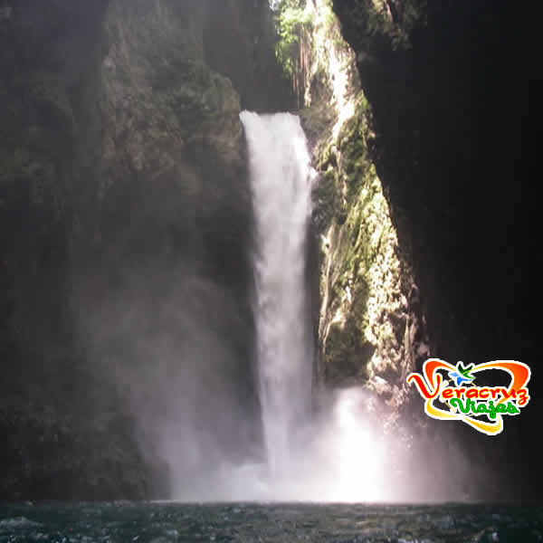 Cascada El Encanto En El Río Filobobos Veracruz